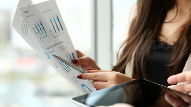 グラフを見る担当者